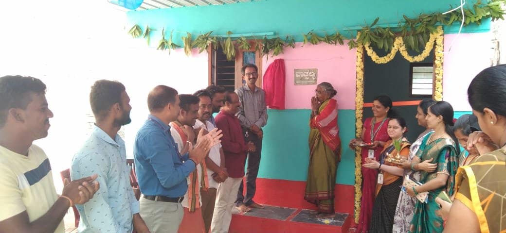 ಗಂಗಾವತಿ ಮುರಾಹರಿನಗರ ನಿವಾಸಿ ಹನುಮಮ್ಮಗೆ ವಾತ್ಸಲ್ಯ ಕಾರ್ಯಕ್ರಮದಡಿ ಮನೆ ಹಸ್ತಾಂತರ. ಗಂಗಾವತಿ ಮುರಾಹರಿನಗರ ನಿವಾಸಿ ಹನುಮಮ್ಮಗೆ ವಾತ್ಸಲ್ಯ ಕಾರ್ಯಕ್ರಮದಡಿ ಮನೆ ಹಸ್ತಾಂತರ.