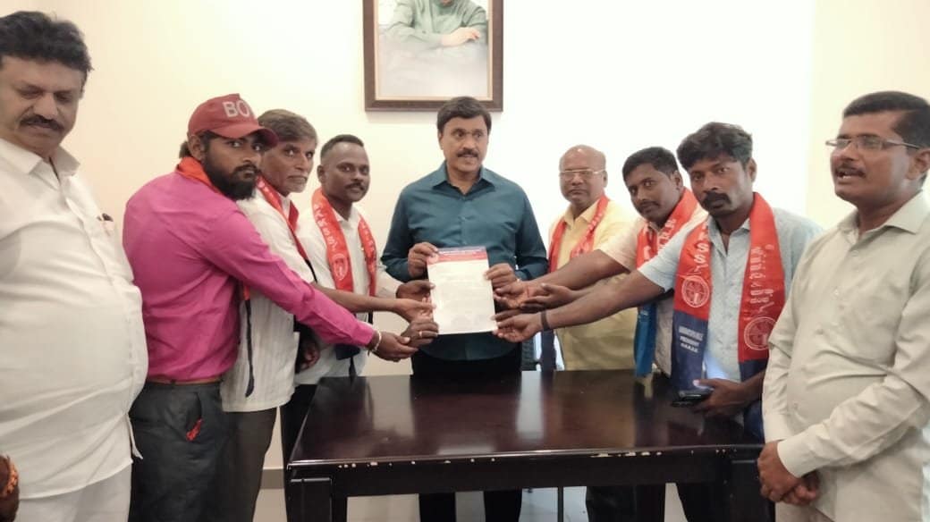ಕಟ್ಟಡ ಕಾರ್ಮಿಕರ ಸಮಸ್ಯೆಗಳ ಕುರಿತುಬೆಳಗಾವಿ ಅಧಿವೇಶನದಲ್ಲಿ ಚರ್ಚಿಸಲು ಆಗ್ರಹ: ಹನುಮಂತಪ್ಪ ಐಹೊಳೆ ಕಟ್ಟಡ ಕಾರ್ಮಿಕರ ಸಮಸ್ಯೆಗಳ ಕುರಿತುಬೆಳಗಾವಿ ಅಧಿವೇಶನದಲ್ಲಿ ಚರ್ಚಿಸಲು ಆಗ್ರಹ: ಹನುಮಂತಪ್ಪ ಐಹೊಳೆ