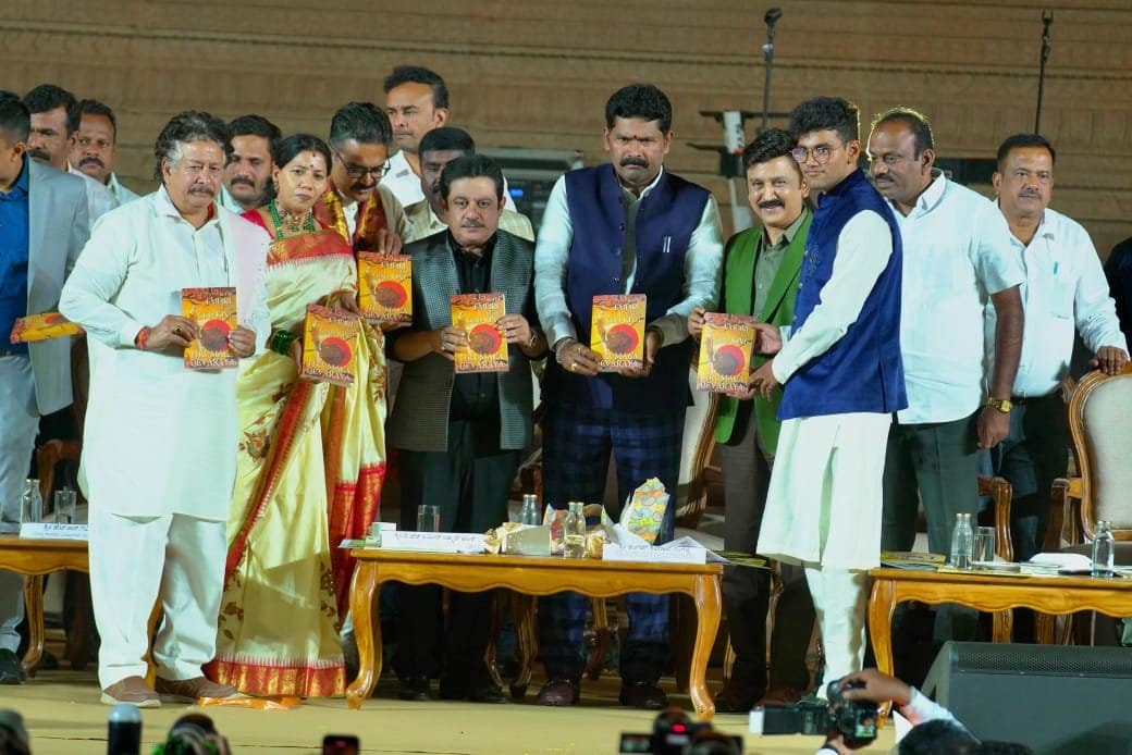 ಹಂಪಿ ಉತ್ಸವದಲ್ಲಿ ವಿಜಯನಗರ ಸಾಮ್ರಾಜ್ಯದ ಕುರಿತ “ಇನ್ ದಿ ಎಂಪೈರ್ ಆಫ್ ದಿ ಗಾಡ್ ಕಿಂಗ್” ಪುಸ್ತಕ ಗಣ್ಯಮಾನ್ಯರಿಂದ ಬಿಡುಗಡೆ ಹಂಪಿ ಉತ್ಸವದಲ್ಲಿ ವಿಜಯನಗರ ಸಾಮ್ರಾಜ್ಯದ ಕುರಿತ “ಇನ್ ದಿ ಎಂಪೈರ್ ಆಫ್ ದಿ ಗಾಡ್ ಕಿಂಗ್” ಪುಸ್ತಕ ಗಣ್ಯಮಾನ್ಯರಿಂದ ಬಿಡುಗಡೆ