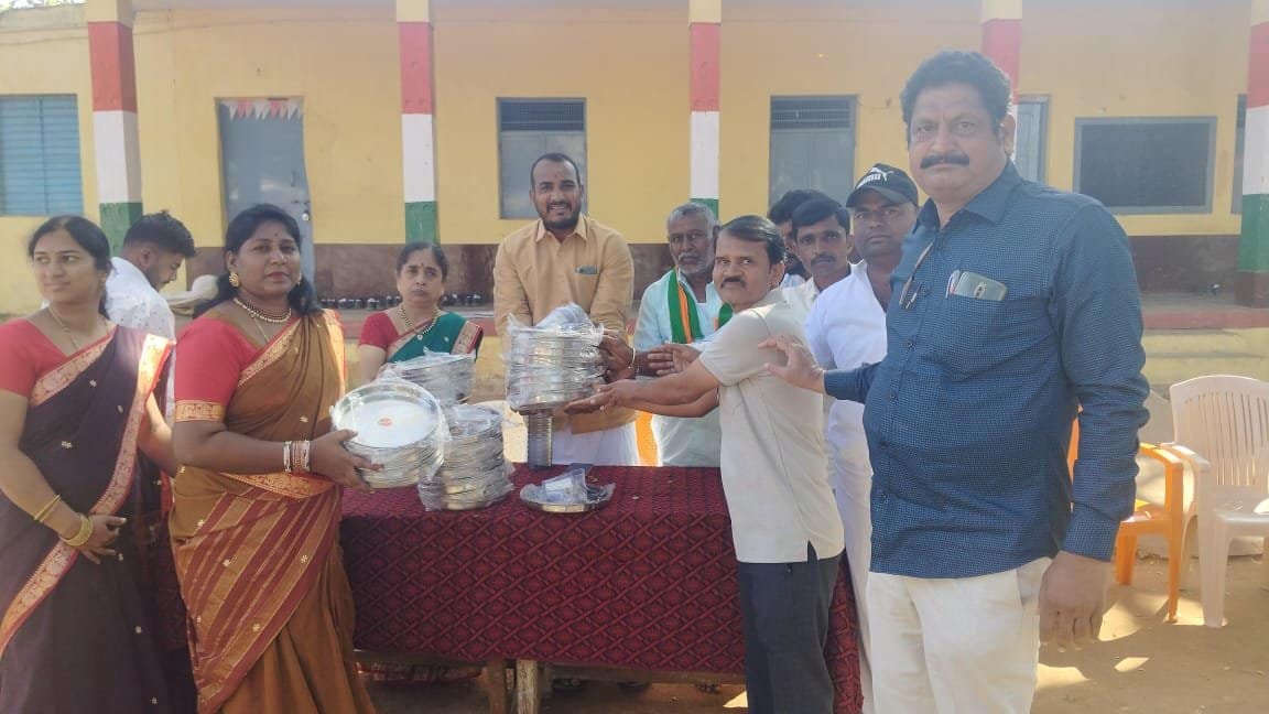 ದೇವೆಂದ್ರಕುಮಾರ ಇಮ್ಮಡಿ ಅಮೇರಿಕ ಇವರಿಂದ ದಾಸನಾಳ ಗ್ರಾಮದ ಶಾಲೆಗೆ ತಟ್ಟೆ ಮತ್ತು ಲೋಟಗಳ ದೇಣಿಗೆ ದೇವೆಂದ್ರಕುಮಾರ ಇಮ್ಮಡಿ ಅಮೇರಿಕ ಇವರಿಂದ ದಾಸನಾಳ ಗ್ರಾಮದ ಶಾಲೆಗೆ ತಟ್ಟೆ ಮತ್ತು ಲೋಟಗಳ ದೇಣಿಗೆ