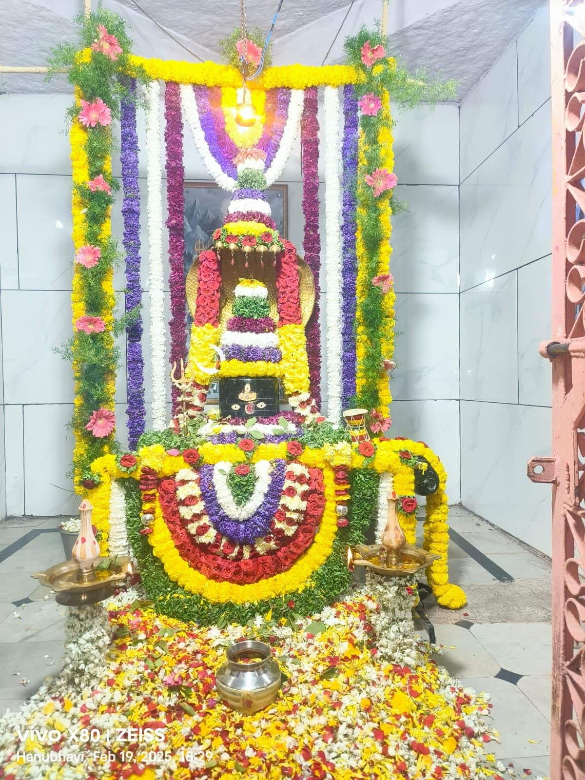 ಡಣಾಪುರ ಮಲ್ಲಯ್ಯ ಸ್ವಾಮಿಗೆ ವಿಶೇಷ ಪುಷ್ಪ ಅಲಂಕಾರ ಡಣಾಪುರ ಮಲ್ಲಯ್ಯ ಸ್ವಾಮಿಗೆ ವಿಶೇಷ ಪುಷ್ಪ ಅಲಂಕಾರ