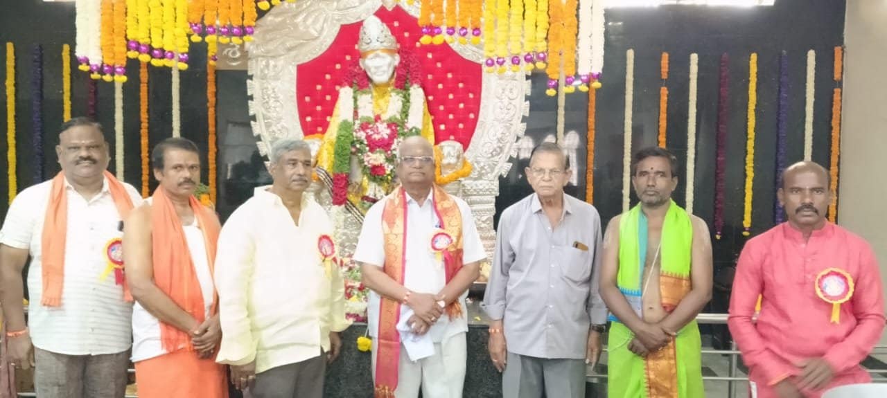 ಶ್ರೀ ಶಿರಡಿ ಸಾಯಿಬಾಬಾ ದೇವಸ್ಥಾನದ 25ನೇ ವಾರ್ಷಿಕೋತ್ಸವದ ಬೆಳ್ಳಿ ಸಿಂಹಾಸನ ಹಾಗೂ ಪ್ರಭಾವಳಿ ಸಮರ್ಪಣೆ, ಸಾಗರದಲ್ಲಿ ಹರಿದು ಬಂತು ಭಕ್ತ ಸಮೂಹ. ಶ್ರೀ ಶಿರಡಿ ಸಾಯಿಬಾಬಾ ದೇವಸ್ಥಾನದ 25ನೇ ವಾರ್ಷಿಕೋತ್ಸವದ ಬೆಳ್ಳಿ ಸಿಂಹಾಸನ ಹಾಗೂ ಪ್ರಭಾವಳಿ ಸಮರ್ಪಣೆ, ಸಾಗರದಲ್ಲಿ ಹರಿದು ಬಂತು ಭಕ್ತ ಸಮೂಹ.