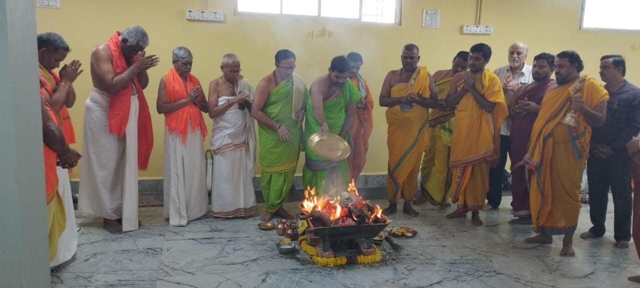 ಶಂಕರ ಮಠದ ನವೀಕೃತ ಸಭಾಂಗಣದ ಉದ್ಘಾಟನೆ ಹಾಗೂ ಶೃಂಗೇರಿಯ ಶ್ರೀ ವಿದುಶೇಖರ ಮಹಾಸ್ವಾಮಿಗಳ ವಿಜಯ ಯಾತ್ರೆ ಯಶಸ್ವಿಗೆ ಪ್ರಾರ್ಥಿಸಿ ಗಣಪತಿ ಹೋಮ. ಶಂಕರ ಮಠದ ನವೀಕೃತ ಸಭಾಂಗಣದ ಉದ್ಘಾಟನೆ ಹಾಗೂ ಶೃಂಗೇರಿಯ ಶ್ರೀ ವಿದುಶೇಖರ ಮಹಾಸ್ವಾಮಿಗಳ ವಿಜಯ ಯಾತ್ರೆ ಯಶಸ್ವಿಗೆ ಪ್ರಾರ್ಥಿಸಿ ಗಣಪತಿ ಹೋಮ.