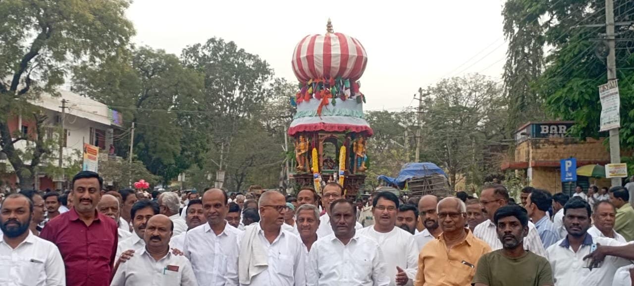 ಮಾರ್ಚ್-4 ರಂದು ಜರುಗಿದ ಶ್ರೀ ಕೊಟ್ಟೂರು ಬಸವೇಶ್ವರ ಮಹಾರಥೋತ್ಸವ ಮಾರ್ಚ್-4 ರಂದು ಜರುಗಿದ ಶ್ರೀ ಕೊಟ್ಟೂರು ಬಸವೇಶ್ವರ ಮಹಾರಥೋತ್ಸವ