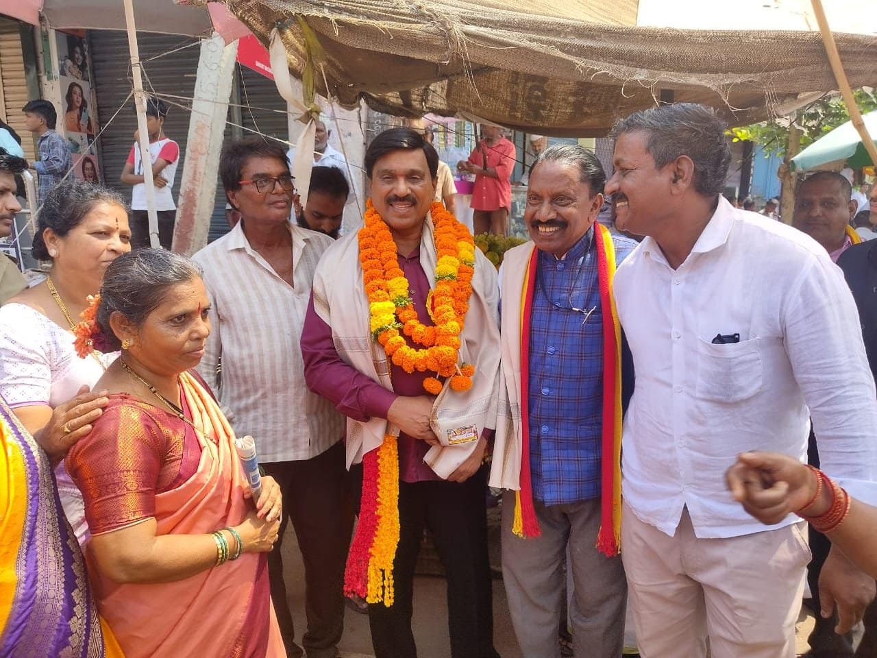ಗಂಗಾವತಿ ಜನಪ್ರೀಯ ಶಾಸಕ ಜನಾರ್ಧನರೆಡ್ಡಿಯವರಿಗೆ ಕನ್ನಡಪ್ರೇಮಿ ಜಿ.ರಾಮಕೃಷ್ಣ ಅವರಿಂದ ಆತ್ಮೀಯ ಸನ್ಮಾನ. ಗಂಗಾವತಿ ಜನಪ್ರೀಯ ಶಾಸಕ ಜನಾರ್ಧನರೆಡ್ಡಿಯವರಿಗೆ ಕನ್ನಡಪ್ರೇಮಿ ಜಿ.ರಾಮಕೃಷ್ಣ ಅವರಿಂದ ಆತ್ಮೀಯ ಸನ್ಮಾನ.