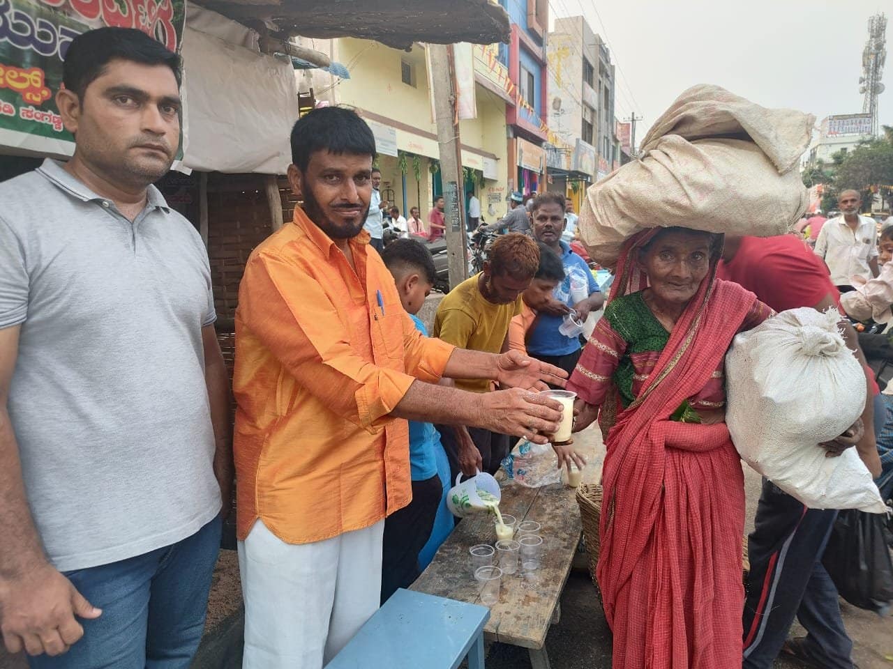 ಇಸ್ಲಾಂಪುರದ ಅಲಿ ಟ್ರಾವೆಲ್ಸ್ ವತಿಯಿಂದ ಸಾರ್ವಜನಿಕರಿಗೆ ಮಜ್ಜಿಗೆ ವಿತರಣೆ ಇಸ್ಲಾಂಪುರದ ಅಲಿ ಟ್ರಾವೆಲ್ಸ್ ವತಿಯಿಂದ ಸಾರ್ವಜನಿಕರಿಗೆ ಮಜ್ಜಿಗೆ ವಿತರಣೆ