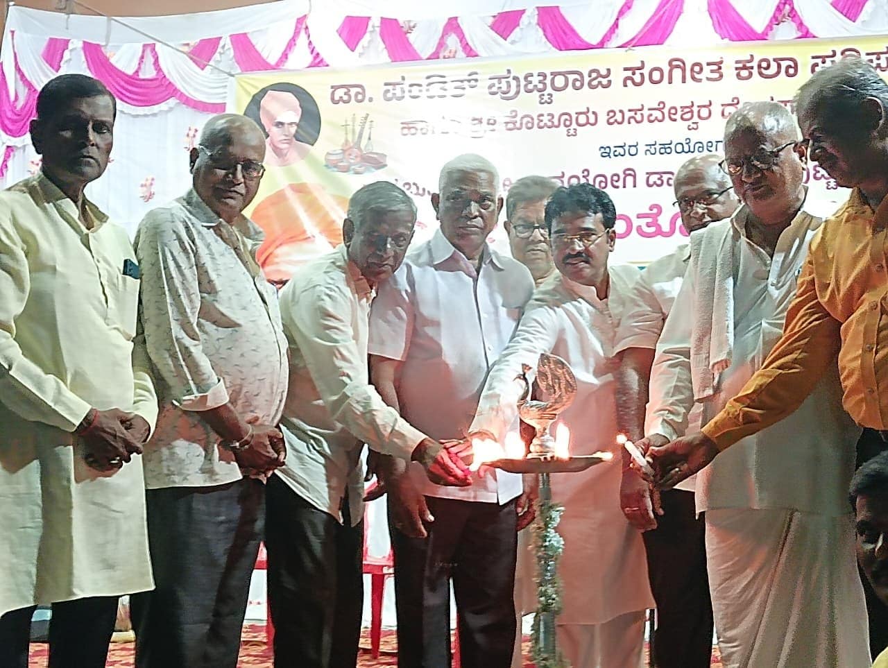 ಗಾನಯೋಗಿ ಪದ್ಮಭೂಷಣ ಶ್ರೀ ಪುಟ್ಟರಾಜ ಗವಾಯಿಗಳವರ ೧೧೧ನೆಯ ಜಯಂತೋತ್ಸವ. ಸಾಹಿತ್ಯ ಸಂಗೀತ ಒಂದೇ ನಾಣ್ಯದ ಎರಡು ಮುಖಗಳು: ಕಾಶಿಮ್ ಅಲಿ ಮುದ್ದಾಬಳ್ಳಿ. ಗಾನಯೋಗಿ ಪದ್ಮಭೂಷಣ ಶ್ರೀ ಪುಟ್ಟರಾಜ ಗವಾಯಿಗಳವರ ೧೧೧ನೆಯ ಜಯಂತೋತ್ಸವ. ಸಾಹಿತ್ಯ ಸಂಗೀತ ಒಂದೇ ನಾಣ್ಯದ ಎರಡು ಮುಖಗಳು: ಕಾಶಿಮ್ ಅಲಿ ಮುದ್ದಾಬಳ್ಳಿ.