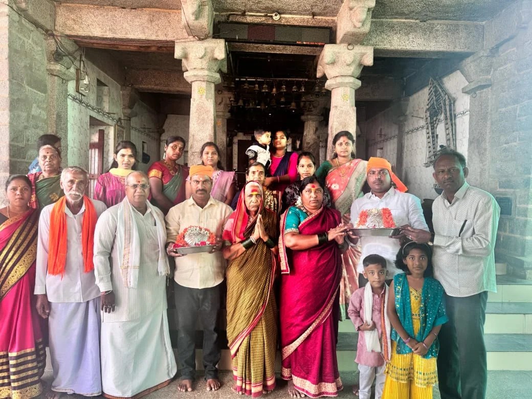 ವಡ್ಡರಹಟ್ಟಿಯ ಮುದುಕಪ್ಪ ಗಡ್ಡಿ ಸಹೋದರರಿಂದ ಚಿಕ್ಕಬೆಣಕಲ್‌ನ ಶ್ರೀ ಬೆಟ್ಟದ ಲಿಂಗೇಶ್ವರ ದೇವರಿಗೆ ಒಂದು ಕೆ.ಜಿ ಬೆಳ್ಳಿ ಪೇಟ ಸಮರ್ಪಣೆ.