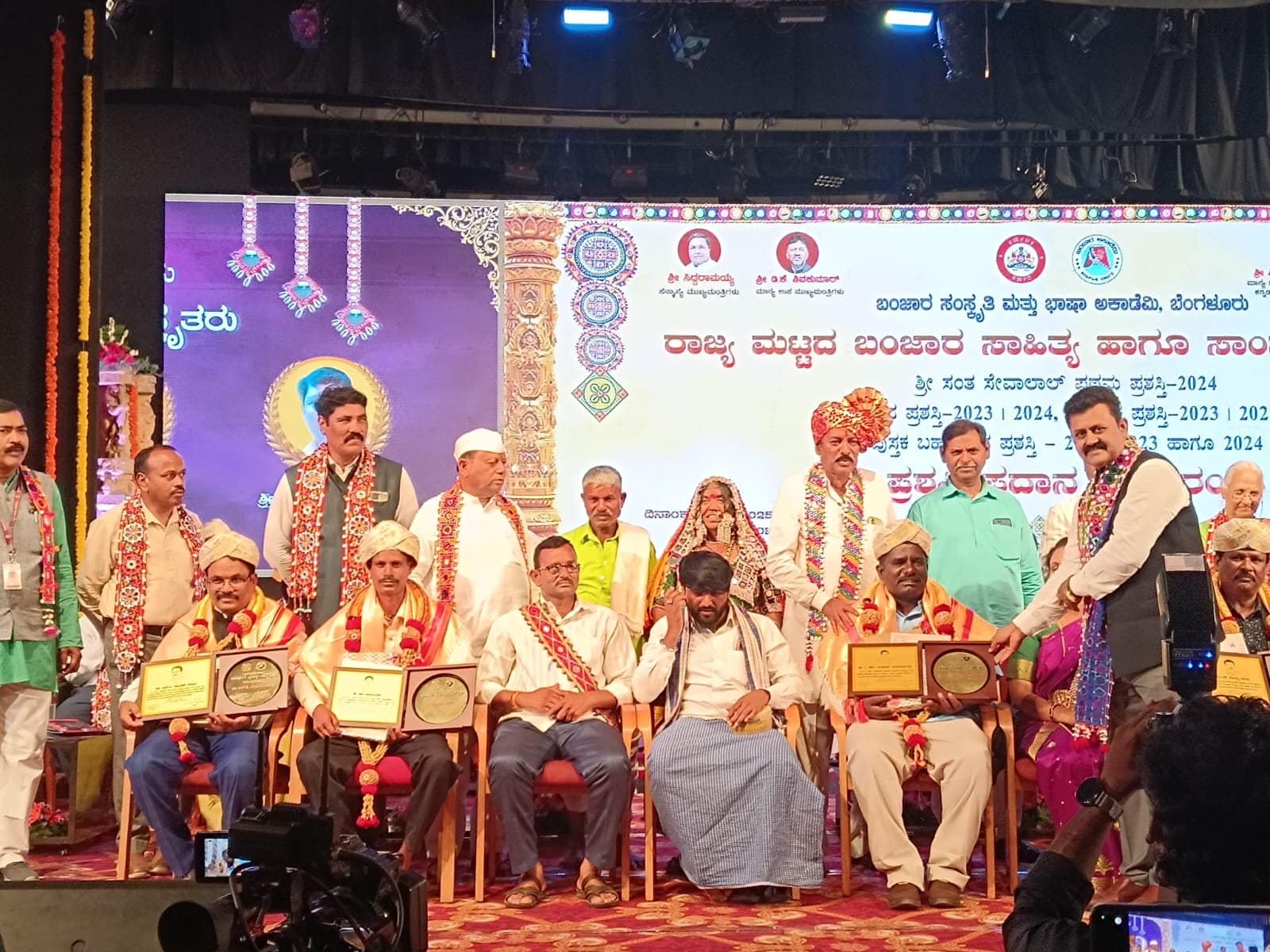 ಉಮೇಶ್ ನಾಯ್ಕ್ ಗೆ ವಾರ್ಷಿಕ ರಾಜ್ಯ ಪ್ರಶಸ್ತಿ ಪ್ರಧಾನ ಉಮೇಶ್ ನಾಯ್ಕ್ ಗೆ ವಾರ್ಷಿಕ ರಾಜ್ಯ ಪ್ರಶಸ್ತಿ ಪ್ರಧಾನ