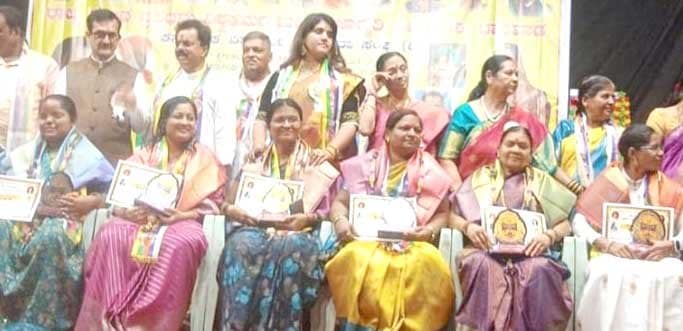 ಪರಿಮಳ ಬಸವರಾಜ ಬಡಿಗೇರ ಅವರಿಗೆ ರಾಜ್ಯಮಟ್ಟದ ವಿಶ್ವಕರ್ಮ ಮಹಿಳಾ ಜಾಗೃತಿ ಸಮಾವೇಶದಲ್ಲಿ ಸನ್ಮಾನ