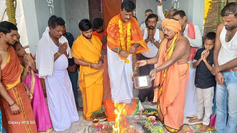 ಶ್ರೀ ಶನೇಶ್ವರ ಜಯಂತಿ ನಿಮಿತ್ಯ ವೆಂಕಟಗಿರಿ ಗ್ರಾಮದ ಶ್ರೀ ಶನೇಶ್ವರ ದೇವಸ್ಥಾನದಲ್ಲಿ ಅದ್ಧೂರಿಯಾಗಿ ಜರುಗಿದ ವಿವಿಧ ಧಾರ್ಮಿಕ ಪೂಜಾ ಕಾರ್ಯಕ್ರಮಗಳು ಶ್ರೀ ಶನೇಶ್ವರ ಜಯಂತಿ ನಿಮಿತ್ಯ ವೆಂಕಟಗಿರಿ ಗ್ರಾಮದ ಶ್ರೀ ಶನೇಶ್ವರ ದೇವಸ್ಥಾನದಲ್ಲಿ ಅದ್ಧೂರಿಯಾಗಿ ಜರುಗಿದ ವಿವಿಧ ಧಾರ್ಮಿಕ ಪೂಜಾ ಕಾರ್ಯಕ್ರಮಗಳು