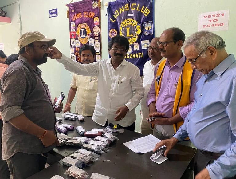 ಲಯನ್ಸ್ ಕ್ಲಬ್ ನ ವತಿಯಿಂದ ಉಚಿತ ಕನ್ನಡಕ ವಿತರಣೆ ಲಯನ್ಸ್ ಕ್ಲಬ್ ನ ವತಿಯಿಂದ ಉಚಿತ ಕನ್ನಡಕ ವಿತರಣೆ