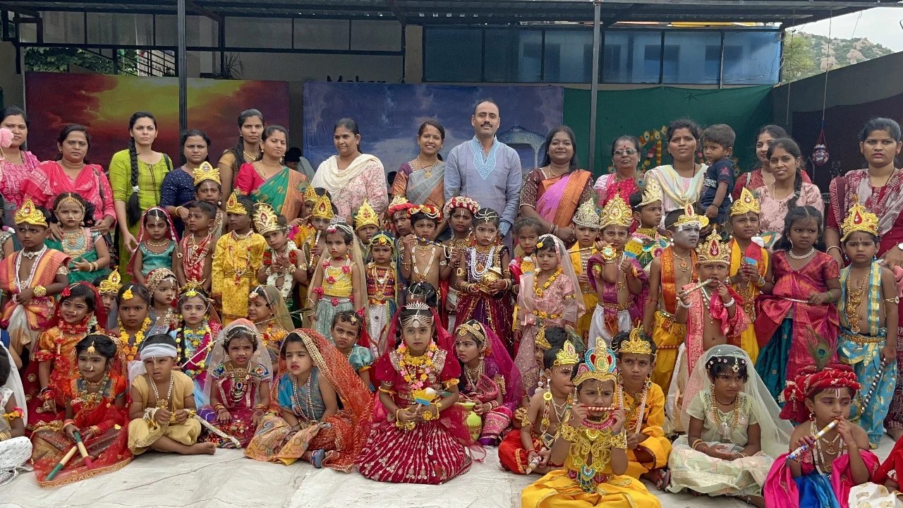 ಮಹಾನ್ ಕಿಡ್ಸ್ ಶಾಲೆಯಲ್ಲಿ ಶ್ರೀ ಕೃಷ್ಣ ಜನ್ಮಾಷ್ಟಮಿ. ಸತ್ಯ ಧರ್ಮ ಪಾಲನೆಯ ಶ್ರೀ ಕೃಷ್ಣ ಜನ್ಮದಿನದ ಉದ್ದೇಶ: ಸವಿತಾ ನೇತ್ರಾಜ್ ಗುರುವಿನ ಮಠ. ಮಹಾನ್ ಕಿಡ್ಸ್ ಶಾಲೆಯಲ್ಲಿ ಶ್ರೀ ಕೃಷ್ಣ ಜನ್ಮಾಷ್ಟಮಿ. ಸತ್ಯ ಧರ್ಮ ಪಾಲನೆಯ ಶ್ರೀ ಕೃಷ್ಣ ಜನ್ಮದಿನದ ಉದ್ದೇಶ: ಸವಿತಾ ನೇತ್ರಾಜ್ ಗುರುವಿನ ಮಠ.