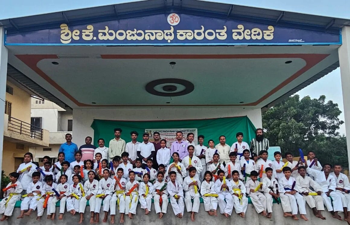 ಬಿ.ಎಲ್.ಬುಲ್ಸ್ ಕರಾಟೆ ಸಂಸ್ಥೆಯ ೯ನೇ ವಾರ್ಷಿಕೋತ್ಸವದಲ್ಲಿ ೫೧ ಕರಾಟೆ ವಿದ್ಯಾರ್ಥಿಗಳಿಗೆ ಬೆಲ್ಟ್ ವಿತರಣೆ. ಬಿ.ಎಲ್.ಬುಲ್ಸ್ ಕರಾಟೆ ಸಂಸ್ಥೆಯ ೯ನೇ ವಾರ್ಷಿಕೋತ್ಸವದಲ್ಲಿ ೫೧ ಕರಾಟೆ ವಿದ್ಯಾರ್ಥಿಗಳಿಗೆ ಬೆಲ್ಟ್ ವಿತರಣೆ.