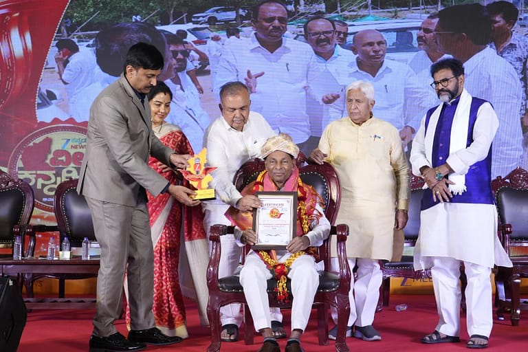 ಹಿರಿಯ ನ್ಯಾಯವಾದಿ ಸೋಮನಾಥ ಪಟ್ಟಣಶೆಟ್ಟಿಗೆ ಜೀ ಕನ್ನಡ ನ್ಯೂಸ್ನಿಂದ ವೀರ ಕನ್ನಡಿಗ ಅವಾರ್ಡ್ ಹಿರಿಯ ನ್ಯಾಯವಾದಿ ಸೋಮನಾಥ ಪಟ್ಟಣಶೆಟ್ಟಿಗೆ ಜೀ ಕನ್ನಡ ನ್ಯೂಸ್ನಿಂದ ವೀರ ಕನ್ನಡಿಗ ಅವಾರ್ಡ್
