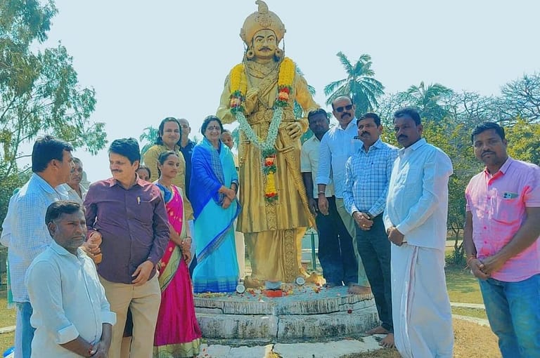 ರಾಜವಂಶಸ್ಥೆ ಶ್ರೀಮತಿ ಲಲಿತಾರಾಣಿಯವರಿಂದ ಶ್ರೀಕೃಷ್ಣದೇವರಾಯ ಜಯಂತಿ ಆಚರಣೆ. ರಾಜವಂಶಸ್ಥೆ ಶ್ರೀಮತಿ ಲಲಿತಾರಾಣಿಯವರಿಂದ ಶ್ರೀಕೃಷ್ಣದೇವರಾಯ ಜಯಂತಿ ಆಚರಣೆ.
