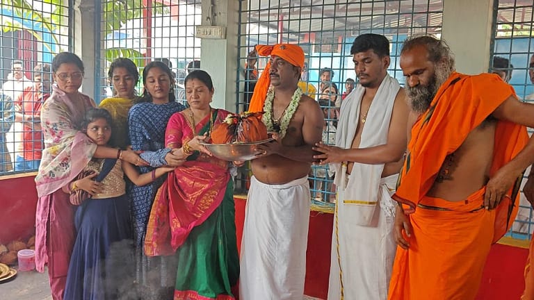 ಗುರು ಪೂರ್ಣಿಮಾ ಅಂಗವಾಗಿ ಶ್ರೀ ಆದಿಶಕ್ತಿ ದುರ್ಗಾದೇವಿ ದೇವಸ್ಥಾನದಲ್ಲಿ ಚಂಡಿ ಹೋಮ: ಗುರುಗಳಿಗೆ ತುಲಾಭಾರ ಗುರು ಪೂರ್ಣಿಮಾ ಅಂಗವಾಗಿ ಶ್ರೀ ಆದಿಶಕ್ತಿ ದುರ್ಗಾದೇವಿ ದೇವಸ್ಥಾನದಲ್ಲಿ ಚಂಡಿ ಹೋಮ: ಗುರುಗಳಿಗೆ ತುಲಾಭಾರ