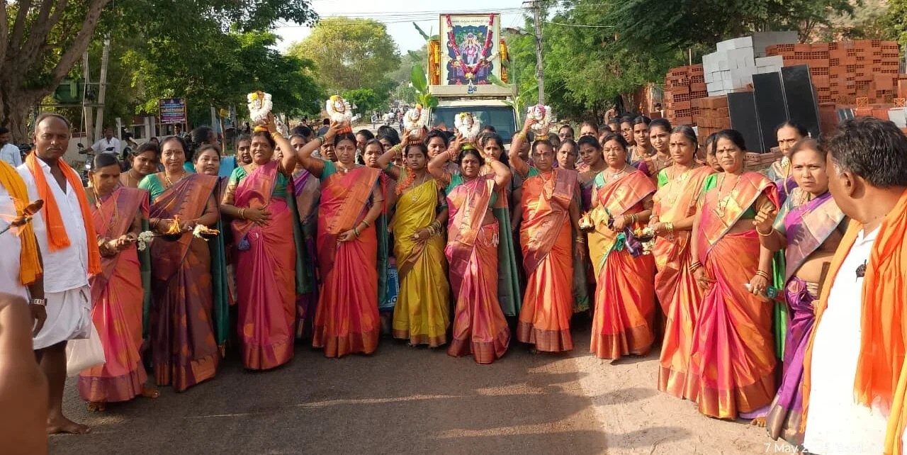 ಶ್ರೀ ಕನ್ನಿಕಾಪರಮೇಶ್ವರಿ ದೇವಿಯ ಭವ್ಯ ಮೆರವಣಿಗೆ. ಶ್ರೀ ಕನ್ನಿಕಾಪರಮೇಶ್ವರಿ ದೇವಿಯ ಭವ್ಯ ಮೆರವಣಿಗೆ.