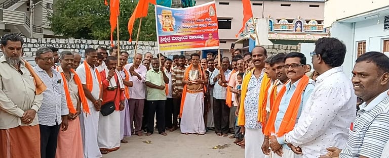 ಆರ್ಯವೈಶ್ಯ ಸಮಾಜದಿಂದ ನಾಲ್ಕನೇ ವರ್ಷದ ಮಂತ್ರಾಲಯ ಪಾದಯಾತ್ರೆ, ಯೋಧರ ಹಾಗೂ ರೈತರ ಹಿತ ರಕ್ಷಣೆಗಾಗಿ ಪ್ರಾರ್ಥಿಸಿ: ದರೋಜಿ ನಾಗರಾಜ್ ಶೆಟ್ಟಿ ಆರ್ಯವೈಶ್ಯ ಸಮಾಜದಿಂದ ನಾಲ್ಕನೇ ವರ್ಷದ ಮಂತ್ರಾಲಯ ಪಾದಯಾತ್ರೆ, ಯೋಧರ ಹಾಗೂ ರೈತರ ಹಿತ ರಕ್ಷಣೆಗಾಗಿ ಪ್ರಾರ್ಥಿಸಿ: ದರೋಜಿ ನಾಗರಾಜ್ ಶೆಟ್ಟಿ
