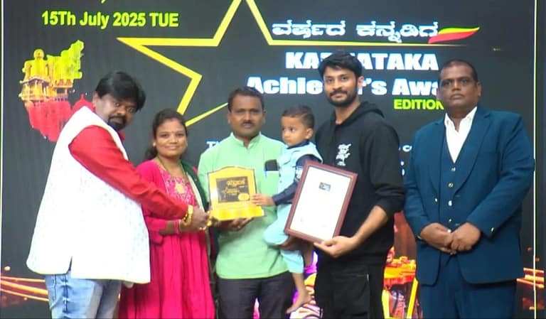 ಚಿತ್ರ ಸಂತೆ ಪತ್ರಿಕೆಯಿಂದ ಗಂಗಾವತಿಯ ಚನ್ನಬಸವ ಕೊಟಗಿ ಈ ವರ್ಷದ ಉತ್ತಮ ಕಲಾವಿದ ಪ್ರಶಸ್ತಿ ಪ್ರದಾನ ಚಿತ್ರ ಸಂತೆ ಪತ್ರಿಕೆಯಿಂದ ಗಂಗಾವತಿಯ ಚನ್ನಬಸವ ಕೊಟಗಿ ಈ ವರ್ಷದ ಉತ್ತಮ ಕಲಾವಿದ ಪ್ರಶಸ್ತಿ ಪ್ರದಾನ