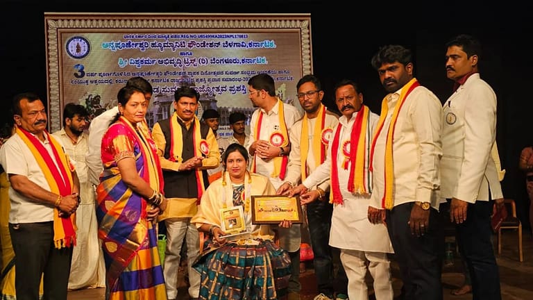 ಹೆಚ್.ಎಸ್. ಪ್ರತಿಮಾಹಾಸನ್ ಗೆ “ಕರುನಾಡ ಸುವರ್ಣ ರಾಜ್ಯೋತ್ಸವ ಪ್ರಶಸ್ತಿ” ಪ್ರಧಾನ ಹೆಚ್.ಎಸ್. ಪ್ರತಿಮಾಹಾಸನ್ ಗೆ “ಕರುನಾಡ ಸುವರ್ಣ ರಾಜ್ಯೋತ್ಸವ ಪ್ರಶಸ್ತಿ” ಪ್ರಧಾನ