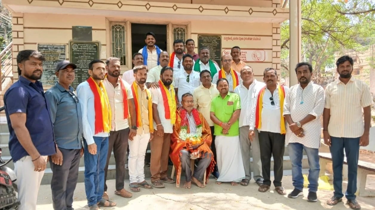 ಕರ್ನಾಟಕ ಕಾರ್ಯನಿರತ ಪತ್ರಕರ್ತರ ಸಂಘ ನೀಡುವ ವಿಶೇಷ ಪ್ರಶಸ್ತಿಗೆ ಭಾಜನರಾದ ಹಿರಿಯ ಪತ್ರಕರ್ತ ವೀರಾಪುರ ಕೃಷ್ಣ ಅವರಿಗೆ ಕನ್ನಡಪರ ಹಾಗೂ ವಿವಿಧ ಸಂಘಟನೆಗಳಿಂದ ಸನ್ಮಾನ ಕರ್ನಾಟಕ ಕಾರ್ಯನಿರತ ಪತ್ರಕರ್ತರ ಸಂಘ ನೀಡುವ ವಿಶೇಷ ಪ್ರಶಸ್ತಿಗೆ ಭಾಜನರಾದ ಹಿರಿಯ ಪತ್ರಕರ್ತ ವೀರಾಪುರ ಕೃಷ್ಣ ಅವರಿಗೆ ಕನ್ನಡಪರ ಹಾಗೂ ವಿವಿಧ ಸಂಘಟನೆಗಳಿಂದ ಸನ್ಮಾನ