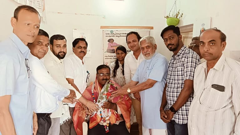 ೧೩ನೇ ಕೊಪ್ಪಳ ಜಿಲ್ಲಾ ಸಾಹಿತ್ಯ ಸಮ್ಮೇಳನ, ರೇಡಿಯೋ ನಿಲಯದಲ್ಲಿ ಸರ್ವಾಧ್ಯಕ್ಷ ಶ್ರೀ ಲಿಂಗಾರೆಡ್ಡಿ ಆಲೂರು ರವರಿಗೆ ಸನ್ಮಾನ ೧೩ನೇ ಕೊಪ್ಪಳ ಜಿಲ್ಲಾ ಸಾಹಿತ್ಯ ಸಮ್ಮೇಳನ, ರೇಡಿಯೋ ನಿಲಯದಲ್ಲಿ ಸರ್ವಾಧ್ಯಕ್ಷ ಶ್ರೀ ಲಿಂಗಾರೆಡ್ಡಿ ಆಲೂರು ರವರಿಗೆ ಸನ್ಮಾನ