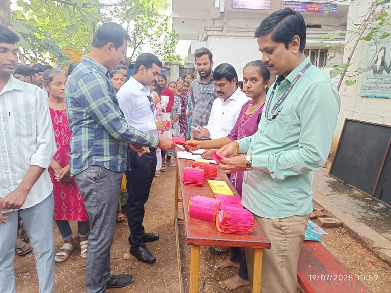 ವಿದ್ಯಾರ್ಥಿಗಳು ಪ್ರಜಾಪ್ರಭುತ್ವದ ರಾಯಭಾರಿಗಳು – ನಾಗರಾಜ್ ಎಸ್. ಗುತ್ತೇದಾರ್ ವಿದ್ಯಾರ್ಥಿಗಳು ಪ್ರಜಾಪ್ರಭುತ್ವದ ರಾಯಭಾರಿಗಳು – ನಾಗರಾಜ್ ಎಸ್. ಗುತ್ತೇದಾರ್