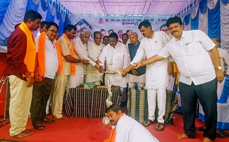 ಆಗಸ್ಟ್-೨೪ ರವಿವಾರ ಉದ್ಘಾಟನೆಗೊಂಡ ಶ್ರೀ ರೇಣುಕಾ ಹುಲಿಗೆಂಬಾ ದೇವಿ ಸಮುದಾಯ ಭವನ. ಆಗಸ್ಟ್-೨೪ ರವಿವಾರ ಉದ್ಘಾಟನೆಗೊಂಡ ಶ್ರೀ ರೇಣುಕಾ ಹುಲಿಗೆಂಬಾ ದೇವಿ ಸಮುದಾಯ ಭವನ.
