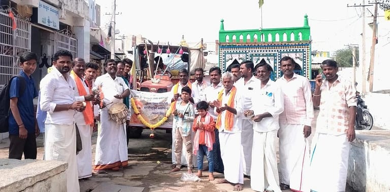 ಕೊಪ್ಪಳ ಗವಿಮಠದ ಜಾತ್ರೆ ಮರಳಿ ಗ್ರಾಮಸ್ಥರಿಂದ ಧವಸಧಾನ್ಯಗಳ ಸಮರ್ಪಣೆ ಕೊಪ್ಪಳ ಗವಿಮಠದ ಜಾತ್ರೆ ಮರಳಿ ಗ್ರಾಮಸ್ಥರಿಂದ ಧವಸಧಾನ್ಯಗಳ ಸಮರ್ಪಣೆ