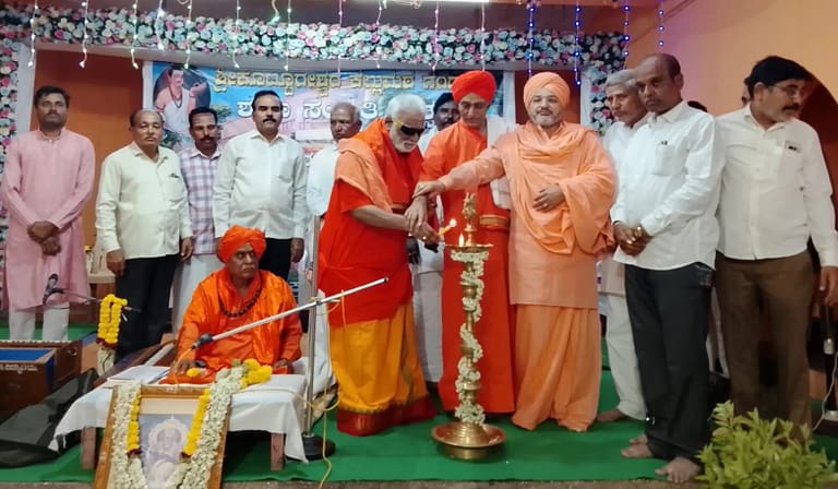 ಕಲ್ಮಠದ ಲಿಂಗೈಕ್ಯ ಶ್ರೀ ಕೊಟ್ಟೂರೇಶ್ವರ ಮಹಾಶಿವಯೋಗಿಗಳವರ ಸ್ಮರಣೋತ್ಸವ ಹಾಗೂ ಶರಣ ಸಂಸ್ಕೃತಿ ಉತ್ಸವಕ್ಕೆ ಚಾಲನೆ ಕಲ್ಮಠದ ಲಿಂಗೈಕ್ಯ ಶ್ರೀ ಕೊಟ್ಟೂರೇಶ್ವರ ಮಹಾಶಿವಯೋಗಿಗಳವರ ಸ್ಮರಣೋತ್ಸವ ಹಾಗೂ ಶರಣ ಸಂಸ್ಕೃತಿ ಉತ್ಸವಕ್ಕೆ ಚಾಲನೆ