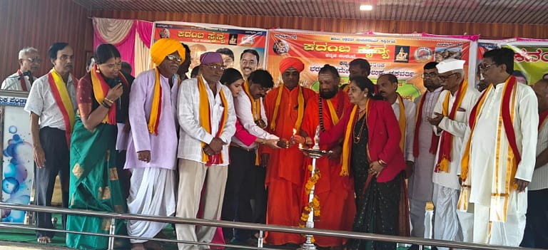 ಕದಂಬ ಸೈನ್ಯ ಬದಾಮಿಯಲ್ಲಿ ಪುಸ್ತಕ ಬಿಡುಗಡೆ ಅದ್ದೂರಿ ಸಮಾರಂಭ ಚಾಲುಕ್ಯ ಪ್ರಶಸ್ತಿ ಪ್ರಧಾನ ಕದಂಬ ಸೈನ್ಯ ಬದಾಮಿಯಲ್ಲಿ ಪುಸ್ತಕ ಬಿಡುಗಡೆ ಅದ್ದೂರಿ ಸಮಾರಂಭ ಚಾಲುಕ್ಯ ಪ್ರಶಸ್ತಿ ಪ್ರಧಾನ