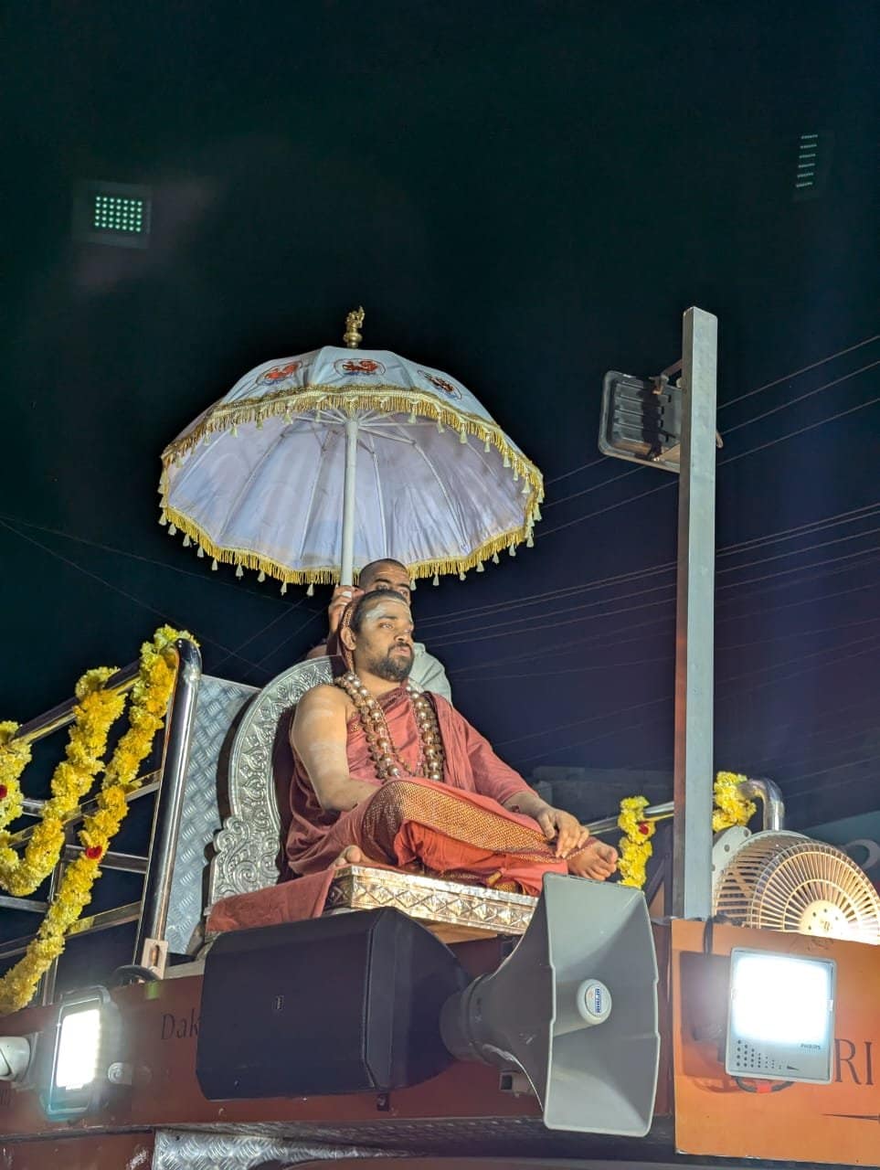 ಶೃಂಗೇರಿಯ ಜಗದ್ಗುರು ಶ್ರೀ ವಿದುಶೇಖರ ಮಹಾಸ್ವಾಮಿಗಳವರ ಭವ್ಯವಾದ ಶುಭಯಾತ್ರೆ. ಶೃಂಗೇರಿಯ ಜಗದ್ಗುರು ಶ್ರೀ ವಿದುಶೇಖರ ಮಹಾಸ್ವಾಮಿಗಳವರ ಭವ್ಯವಾದ ಶುಭಯಾತ್ರೆ.